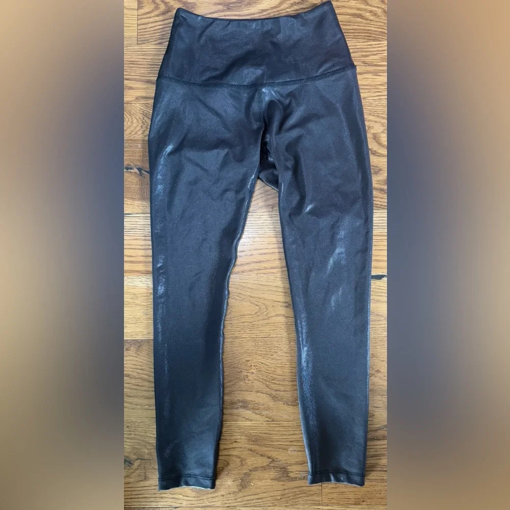 Beyond Yoga. Heather Rib Black Shine High Waisted Midi Legging. Black Shine. XS. - Picture 4 of 8